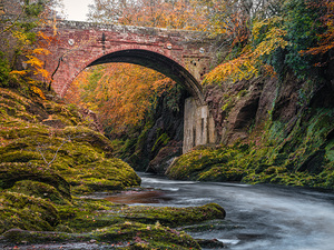 Gannochy Bridge in Autumn